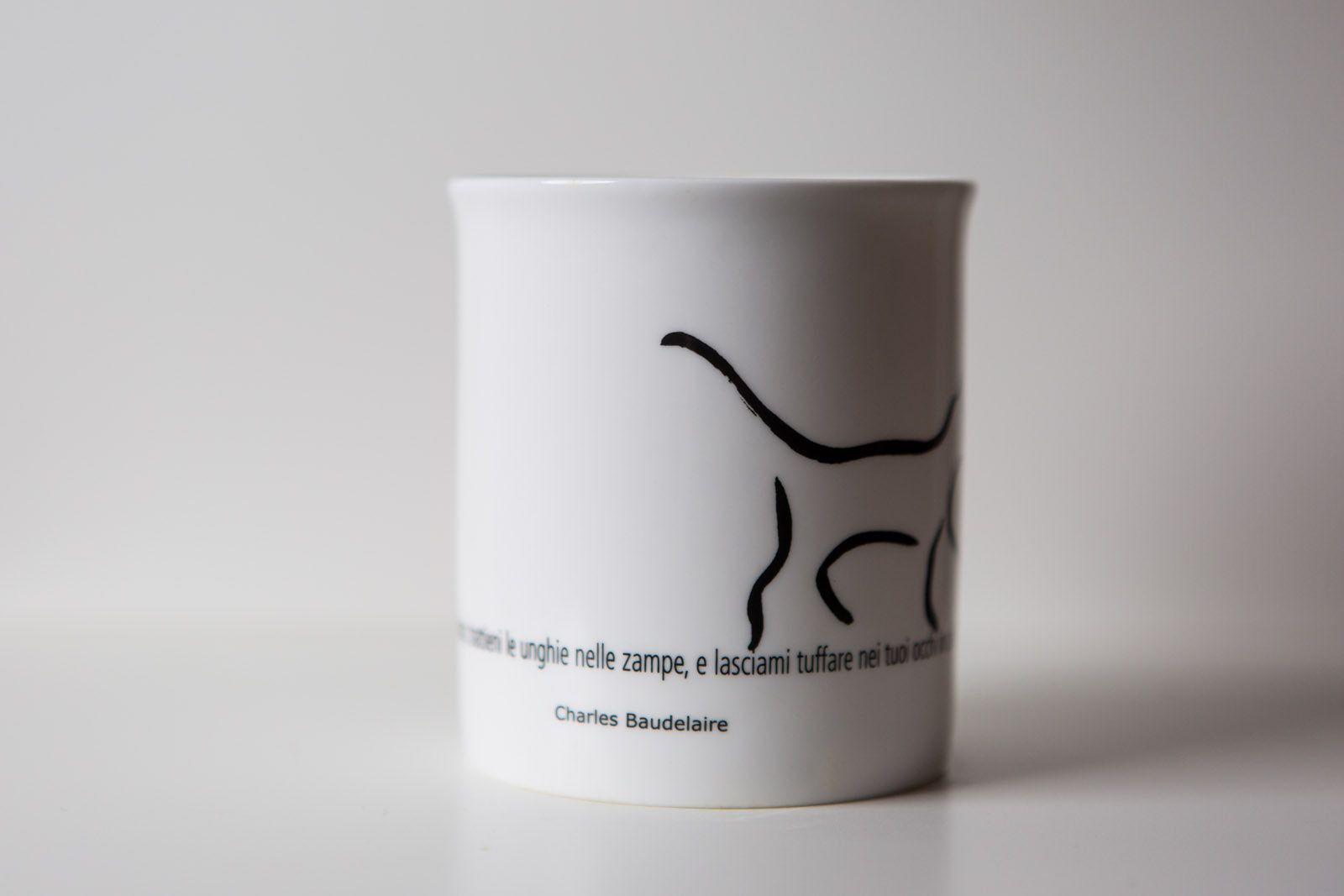 Tazza letteraria - Vieni, mio bel gatto, sul mio cuore innamorato; trattieni le unghie nelle zampe, e lasciami tuffare nei tuoi occhi in cui l’agata si mescola al metallo. Charles Baudelaire